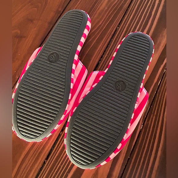 NWOT Victoria’s Secret Striped Slippers. Size Medium. Never worn. - Picture 3 of 6